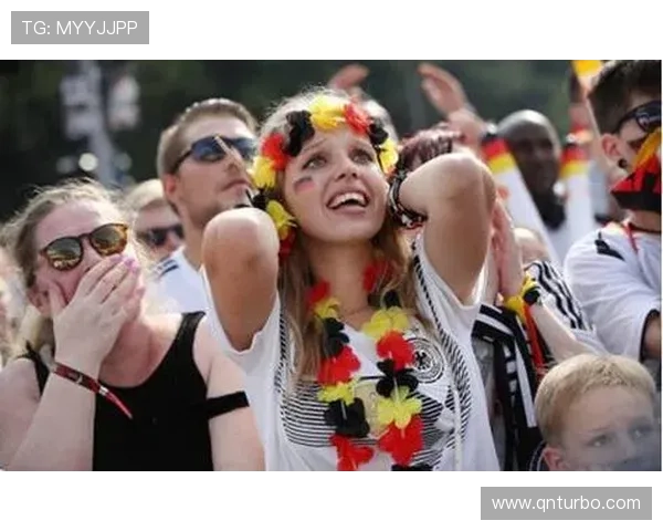 小吧社交秀精彩纷呈亚马尔与女友甜蜜互动胡梅尔斯女友惊艳亮相